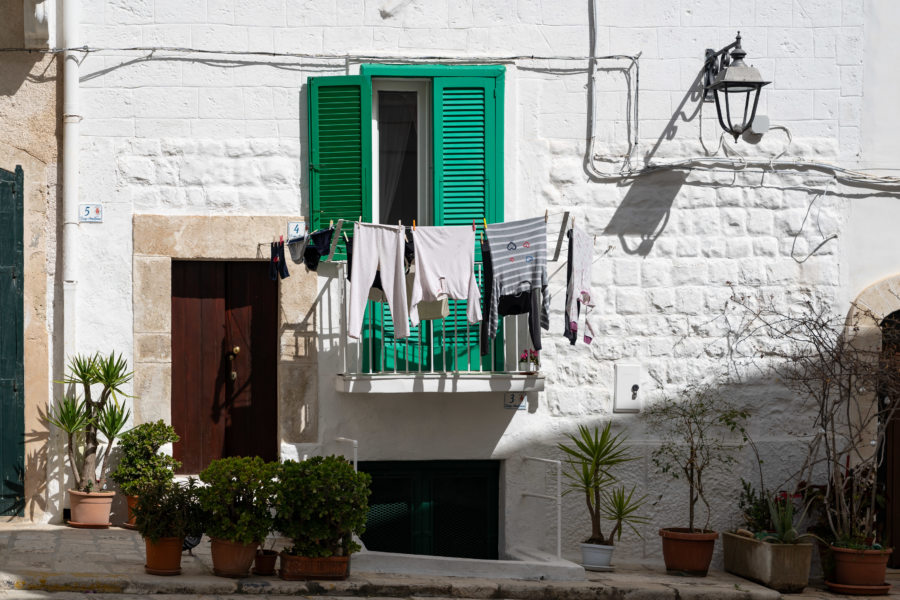 Rue de Monopoli avec du linge aux fenêtres