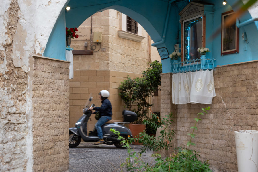 Scooter dans une rue du vieux Bari