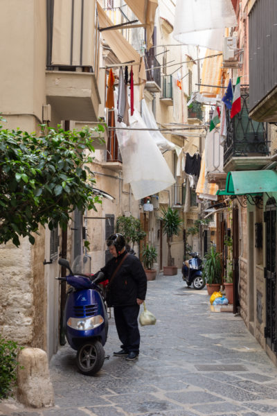 Scooter et linge dans une ruelle de Bari