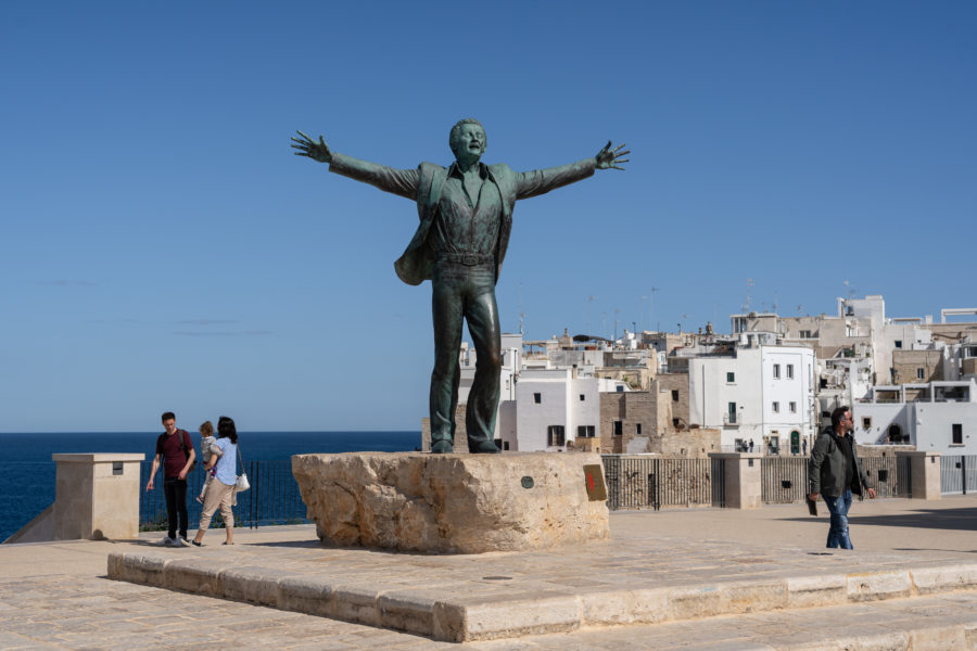 Statue de Domenico Modugno à Polignano a Mare