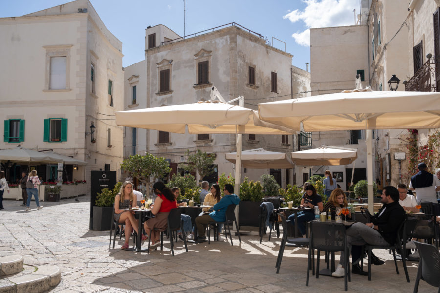 Terrasse de bar à Polignano a Mare, Pouilles