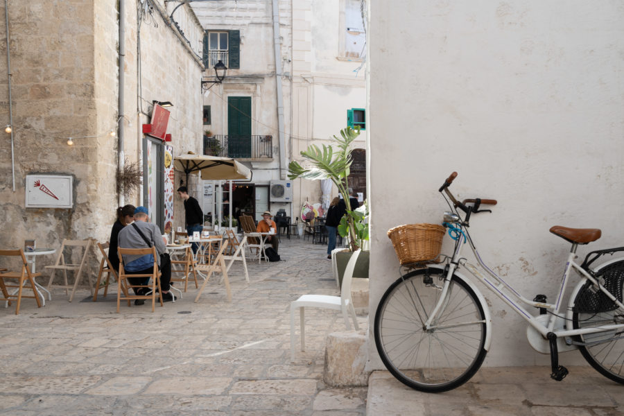 Vélo et terrasse à Polignano a Mare