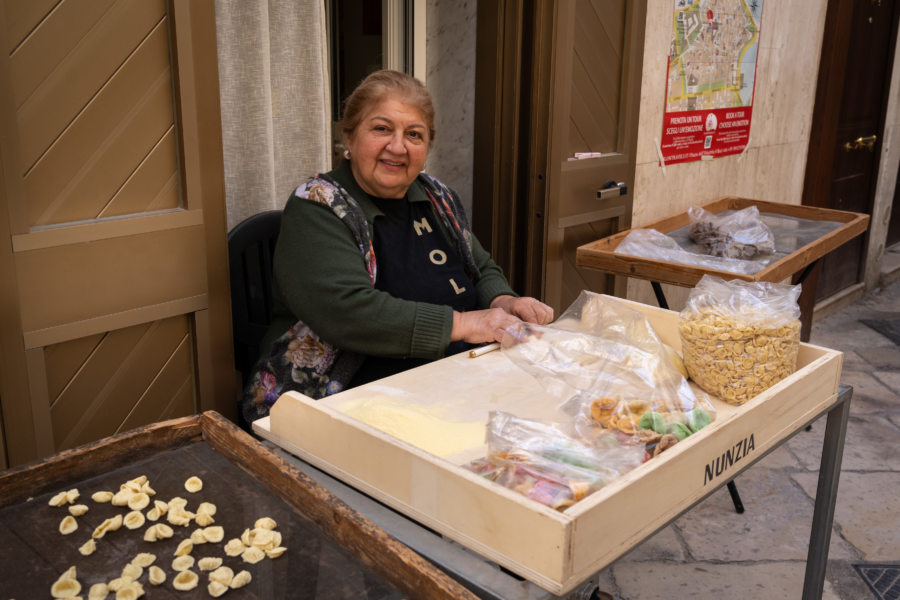 Vendeuse d'orecchiette à Bari, Pouilles