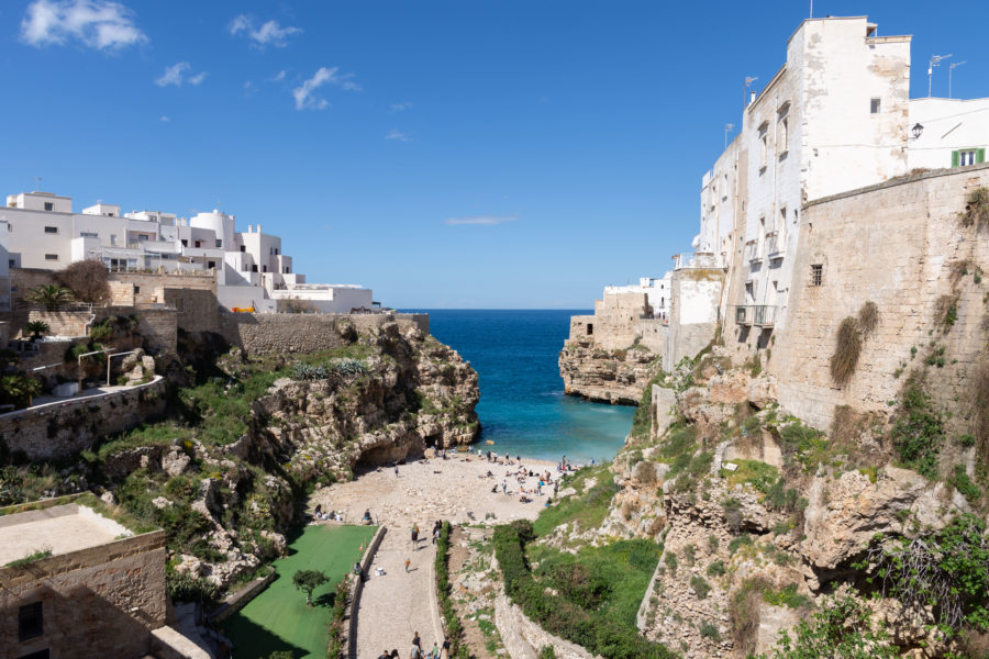 Crique dans le village de Polignano a Mare, Pouilles