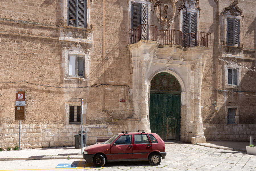 Petite voiture devant le vieux Palazzo Palmieri à Monopoli