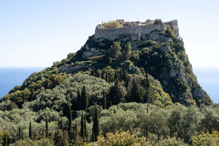 Château sur une colline à Angelokastro, Corfou