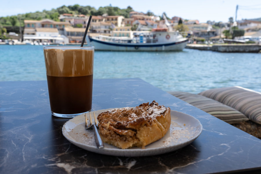 Café et goûter en terrasse à Kassiopi sur l'île de Corfou