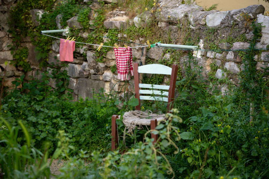 Corfou town, chaise et plantes folles