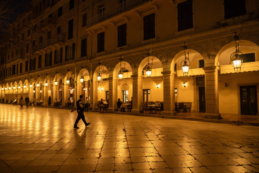 Corfou town de nuit, Liston