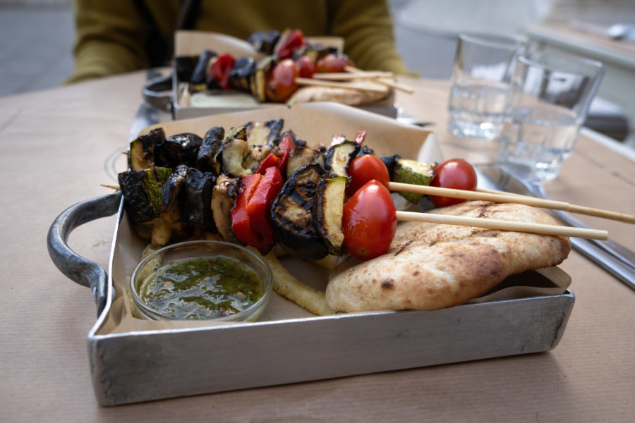 Brochettes de légumes chez pane souvlaki à Corfou