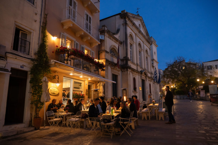 Place Dimarchiou à Corfou de nuit