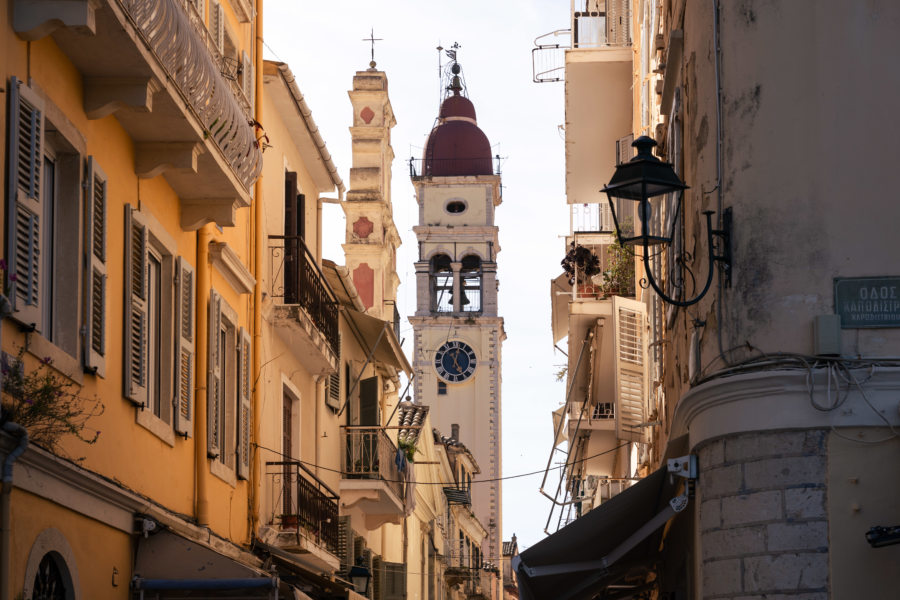 Kerkyra et le clocher de la vieille ville de Corfou