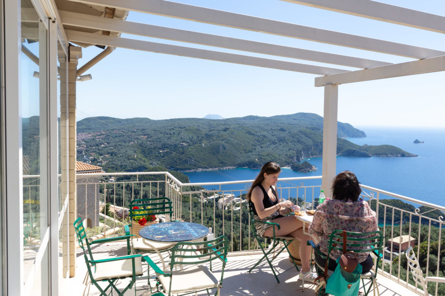 Bakalokafenio, boulangerie avec terrasse à Lakones