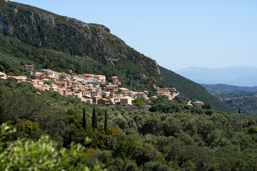 Point de vue sur le village de Lakones à Corfou