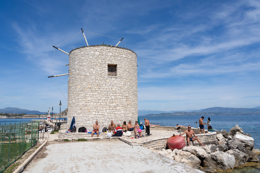 Bronzage autour du moulin à Corfou, Grèce