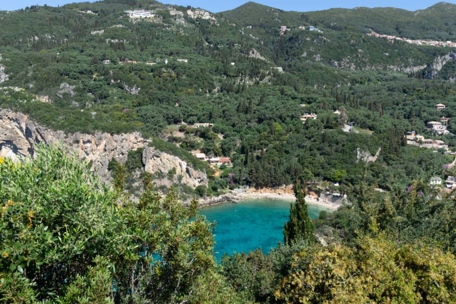 Paysage de collines et mer à Paleokastritsa, Corfou