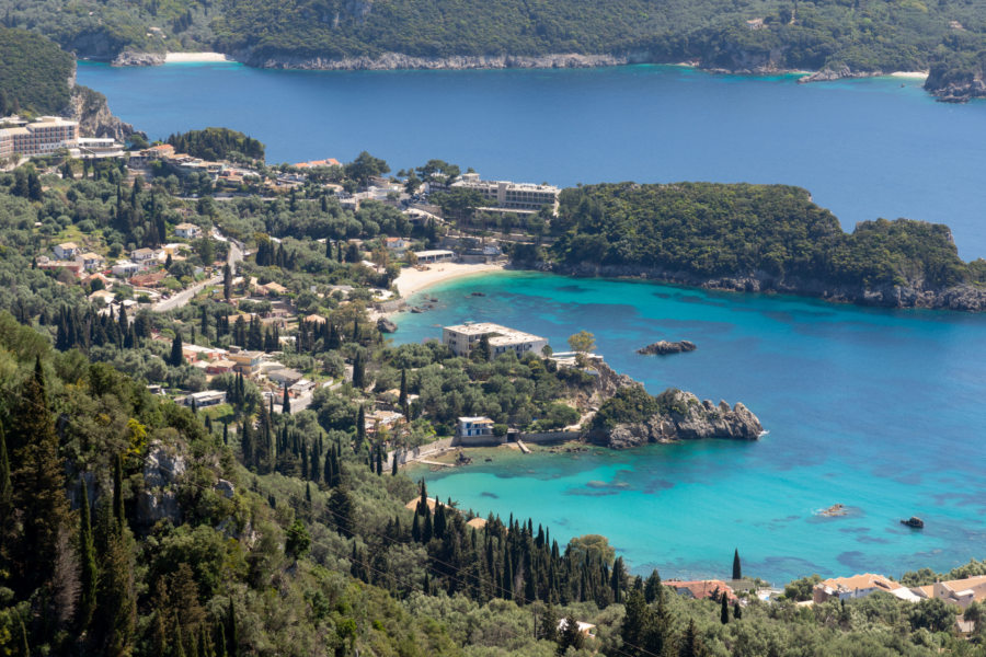 Vue sur Paleokastritsa depuis Lakones à Corfou