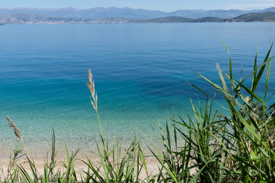 Randonnée sur l'île de Corfou : plage aux eaux turquoise