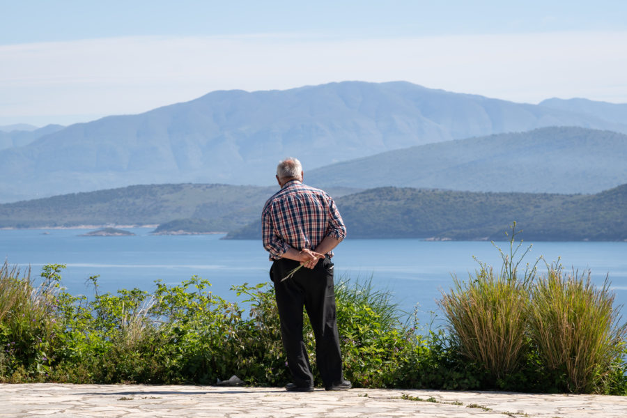 Vue sur la côte albanaise depuis un belvédère de Corfou