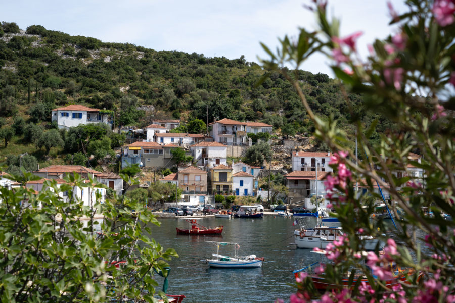 Village et plage d'Agia Kiraki dans le Pélion