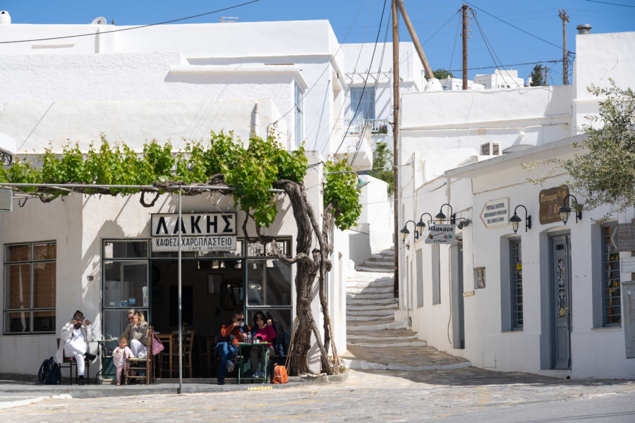 Café dans le village d'Apollonia à Sifnos