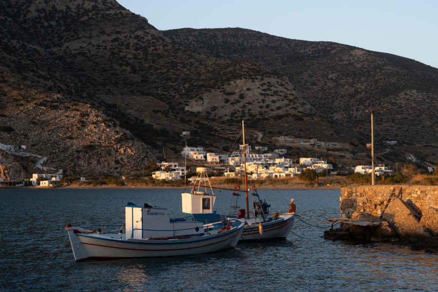 Coucher de soleil sur les bateaux de Kamares à Sifnos