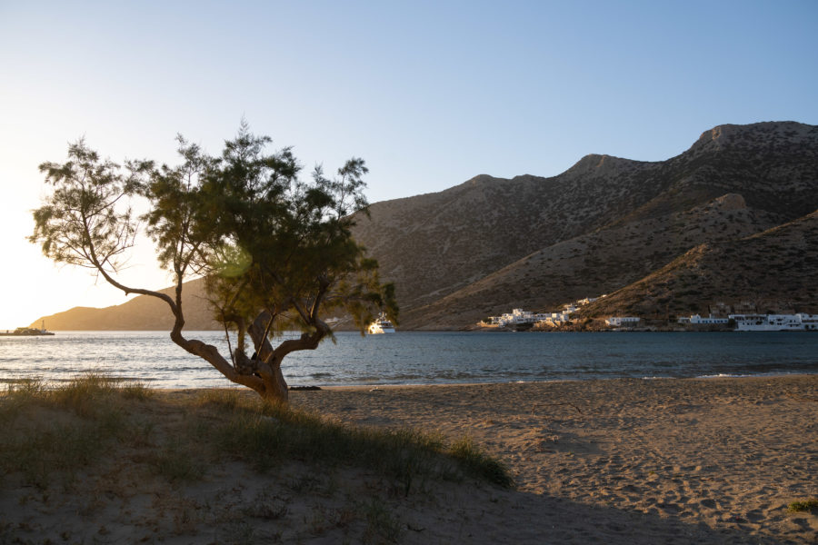 Coucher de soleil sur la plage de Kamares à Sifnos