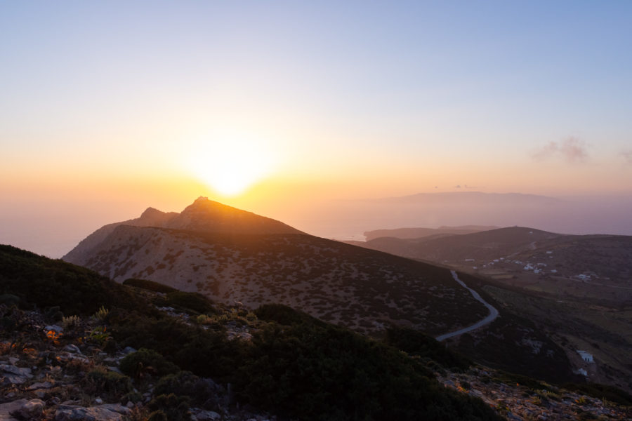 Coucher de soleil sur l'île de Sifnos, monastère de Saint Symeon