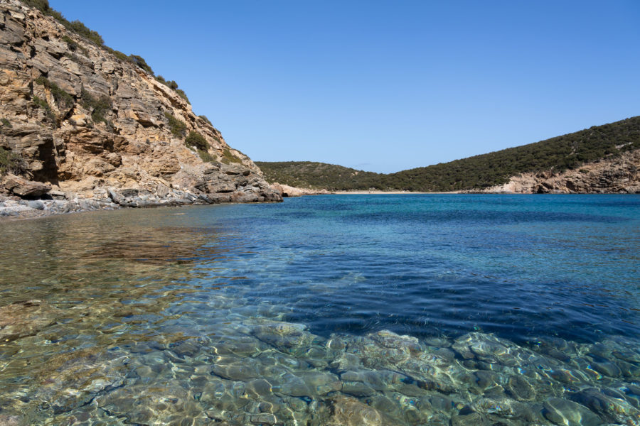 Crique à l'eau transparente à Fikiada, Sifnos