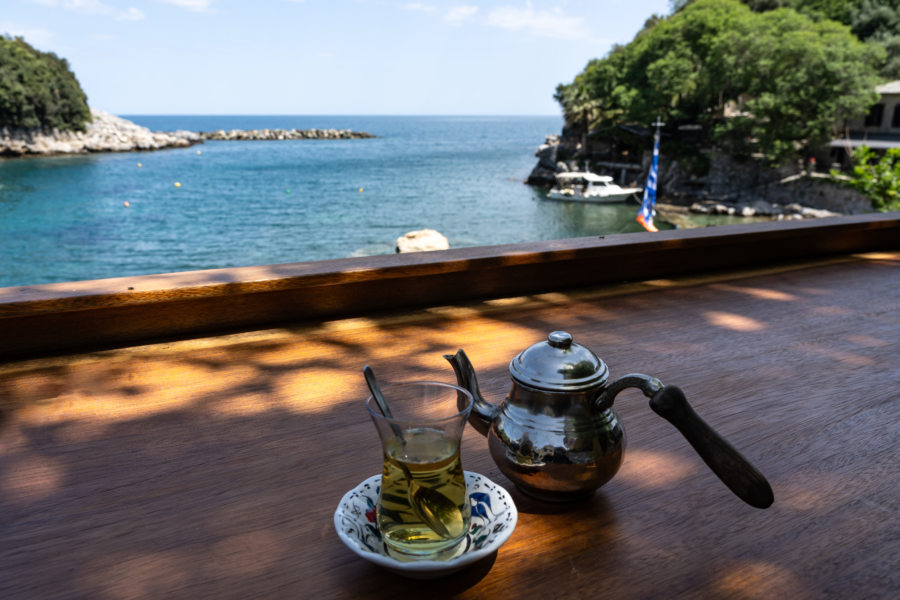 Restaurant avec vue sur la mer à Damouchari, Grèce