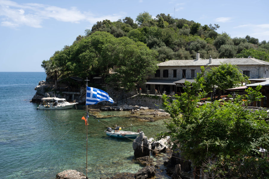 Vue sur le décor de Mamma Mia à Damouchari, Pélion