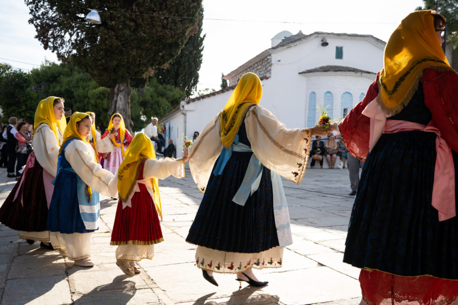 Danse traditionnelle pour une fête de village à Trikeri