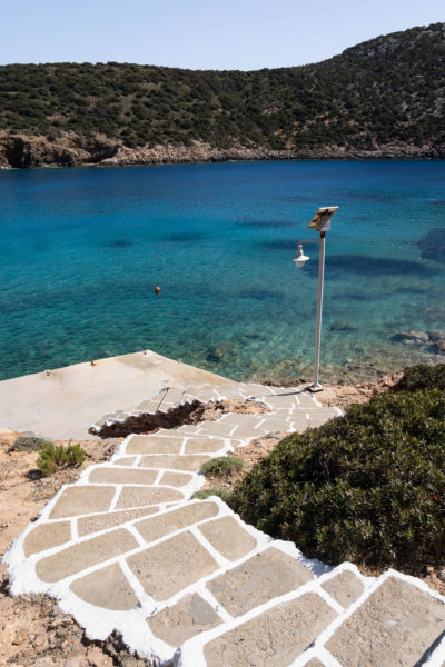 Escalier qui mène à la plage de Fikiada