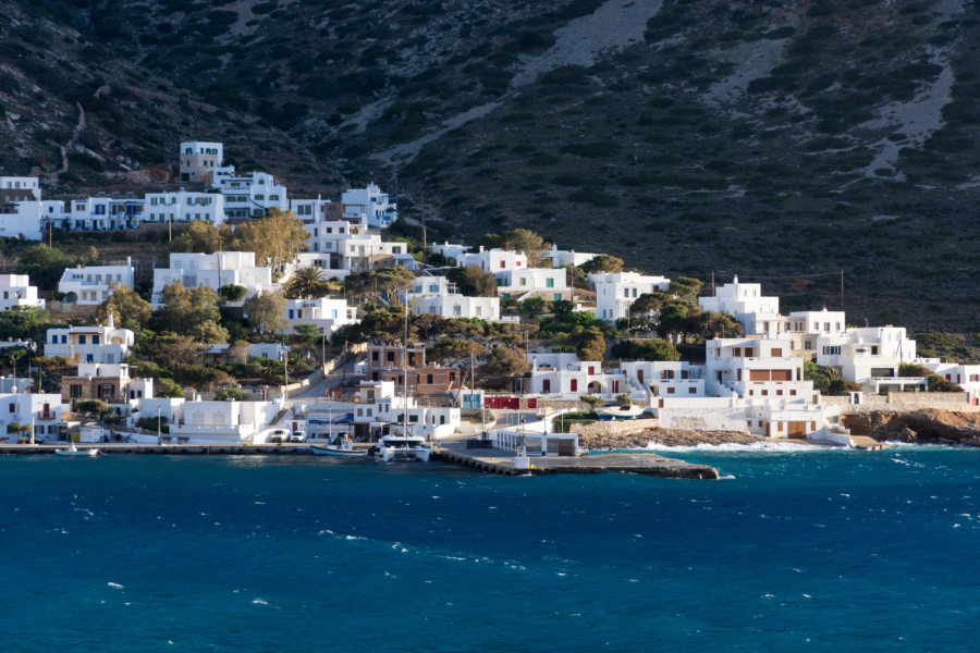 Village blanc de Kamares sur l'île de Sifnos en Grèce