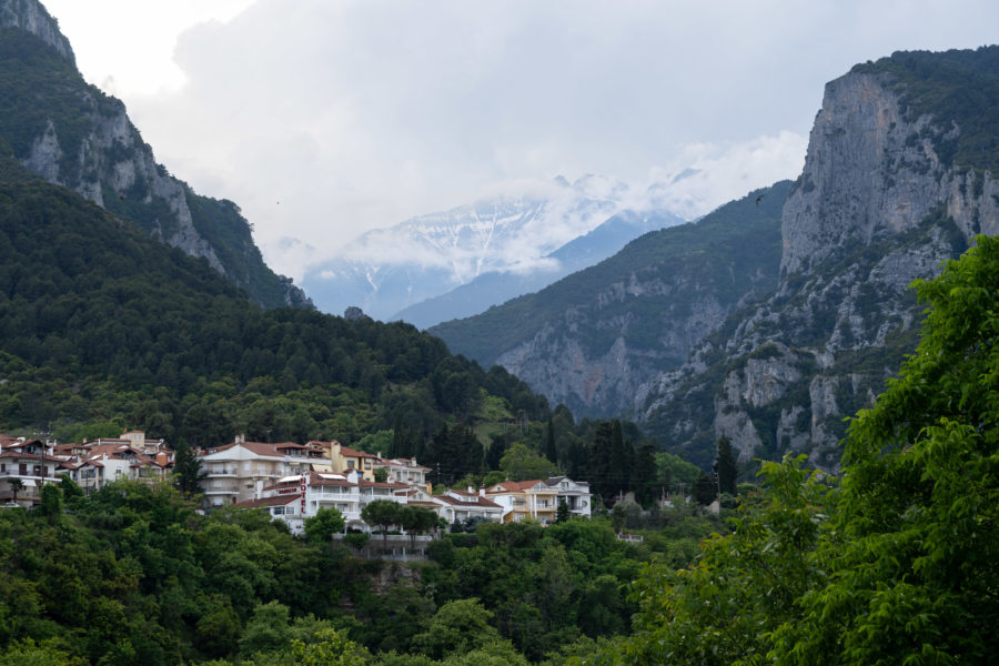 Litochoro et le Mont Olympe, paysage de Grèce au printemps