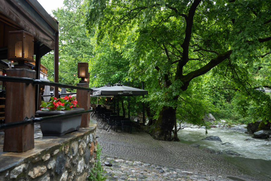 Restaurant au bord de la rivière Enipeas à Litochoro