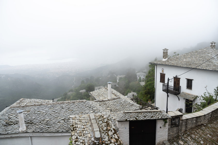 Maisons de Makrinitsa et nuages sur la baie de Volos