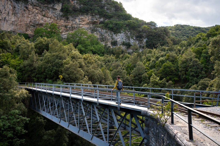 Randonnée sur un pont à Milies, Pélion