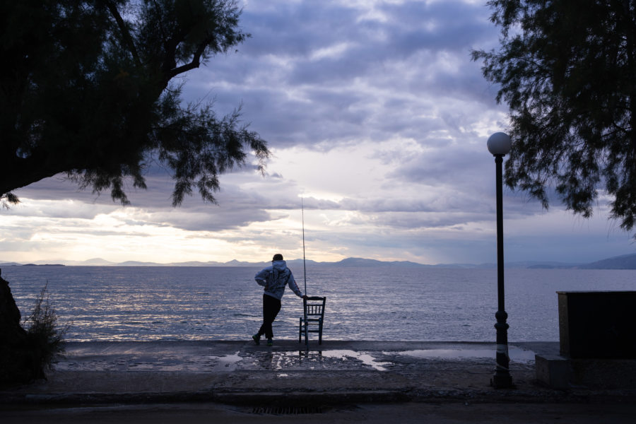 Pêcheur le soir à Milina, Pélion, Grèce