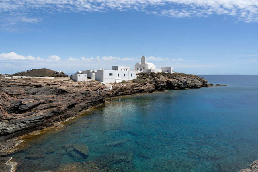 Monastère de Chrysopigi en bord de mer à Sifnos