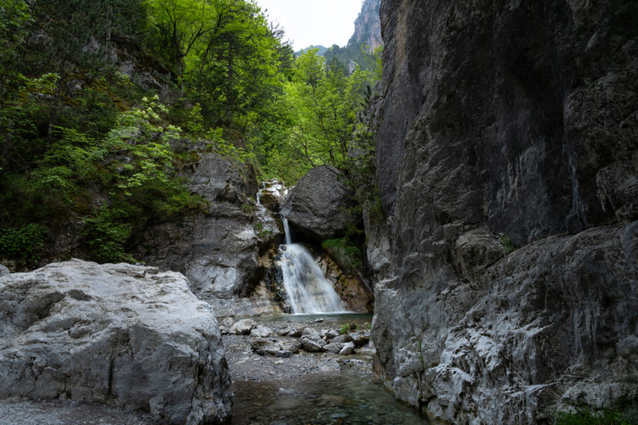 Petite cascade au nord de Prionia, Gorges d'Enipeas