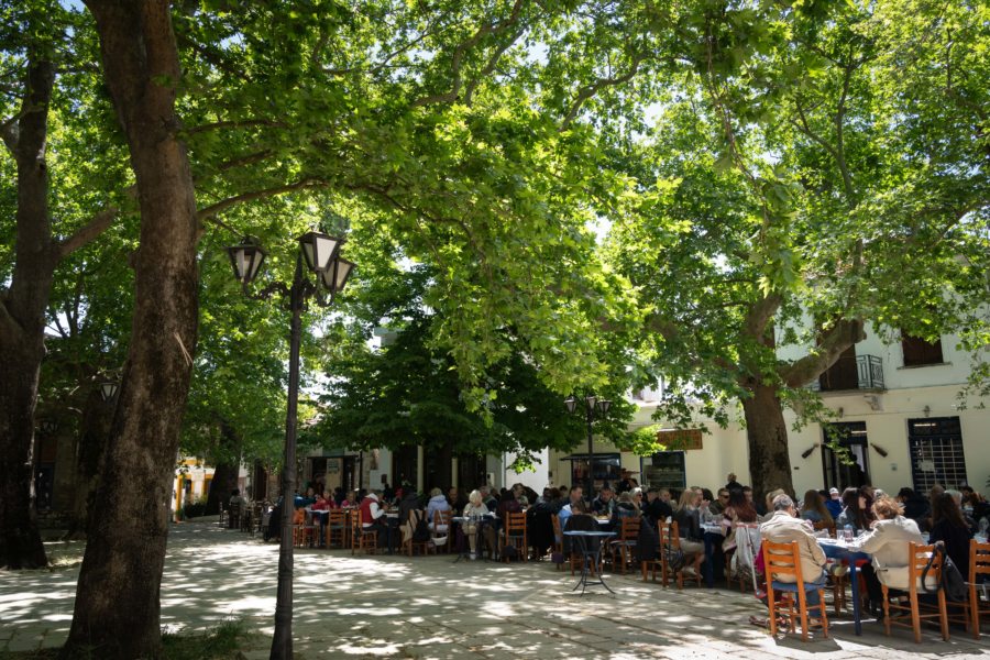 Place de village à Lafkos, visite du Pélion