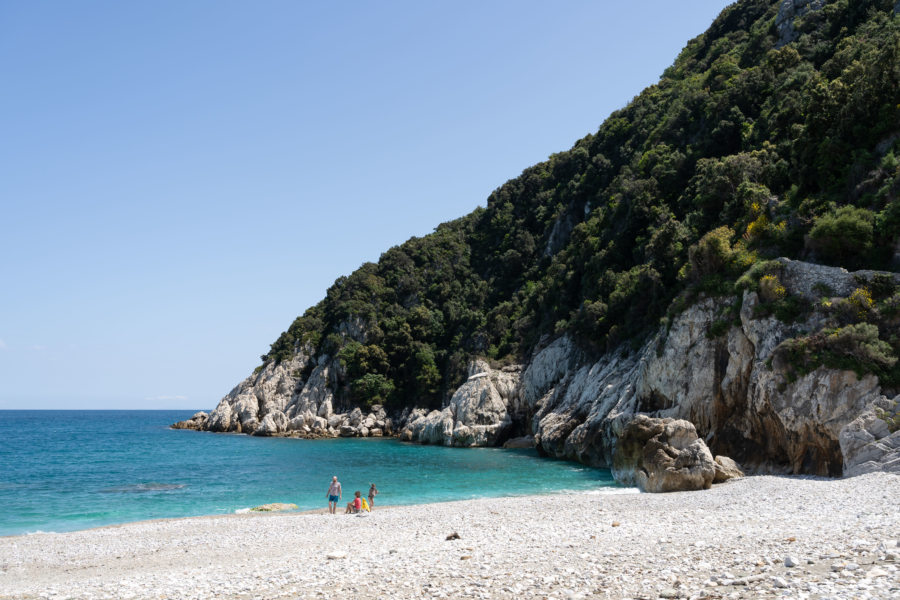 Plage de Damouchari sous la falaise, Pélion