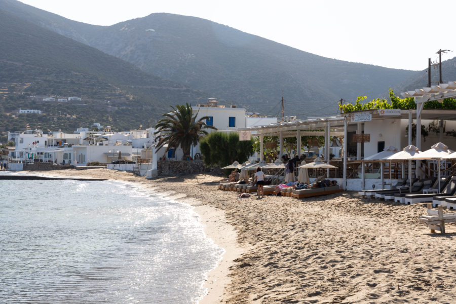 Plage de Platis Gialos sur l'île de Sifnos en Grèce