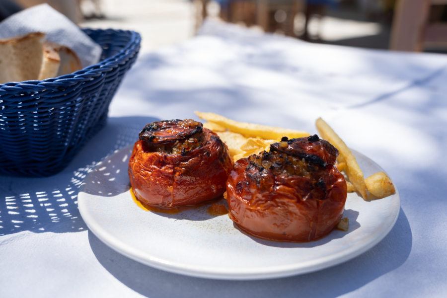 Tomates farcies dans une taverne grecque de Sifnos