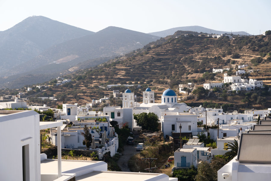 Village blanc d'Apollonia sur l'île de Sifnos en Grèce