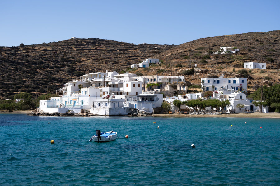 Village blanc de Faros en bord de mer à Sifnos