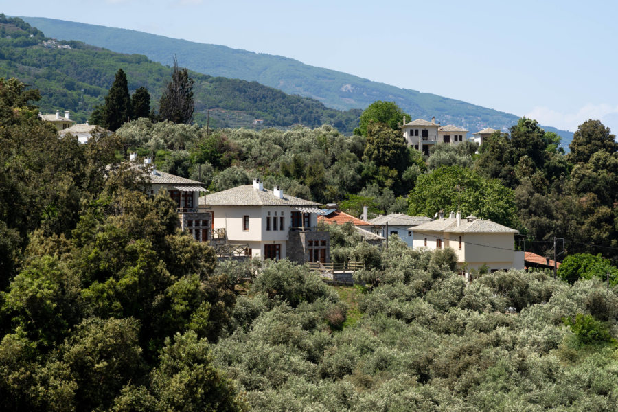 Village de Damouchari, maisons et oliviers dans le Pélion