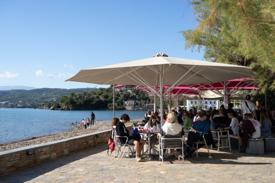 Village de Milina, café en bord de mer