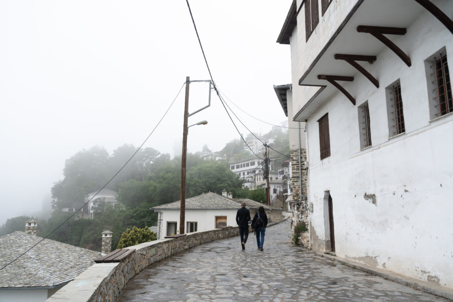 Visite du village de Makrinitsa dans le brouillard